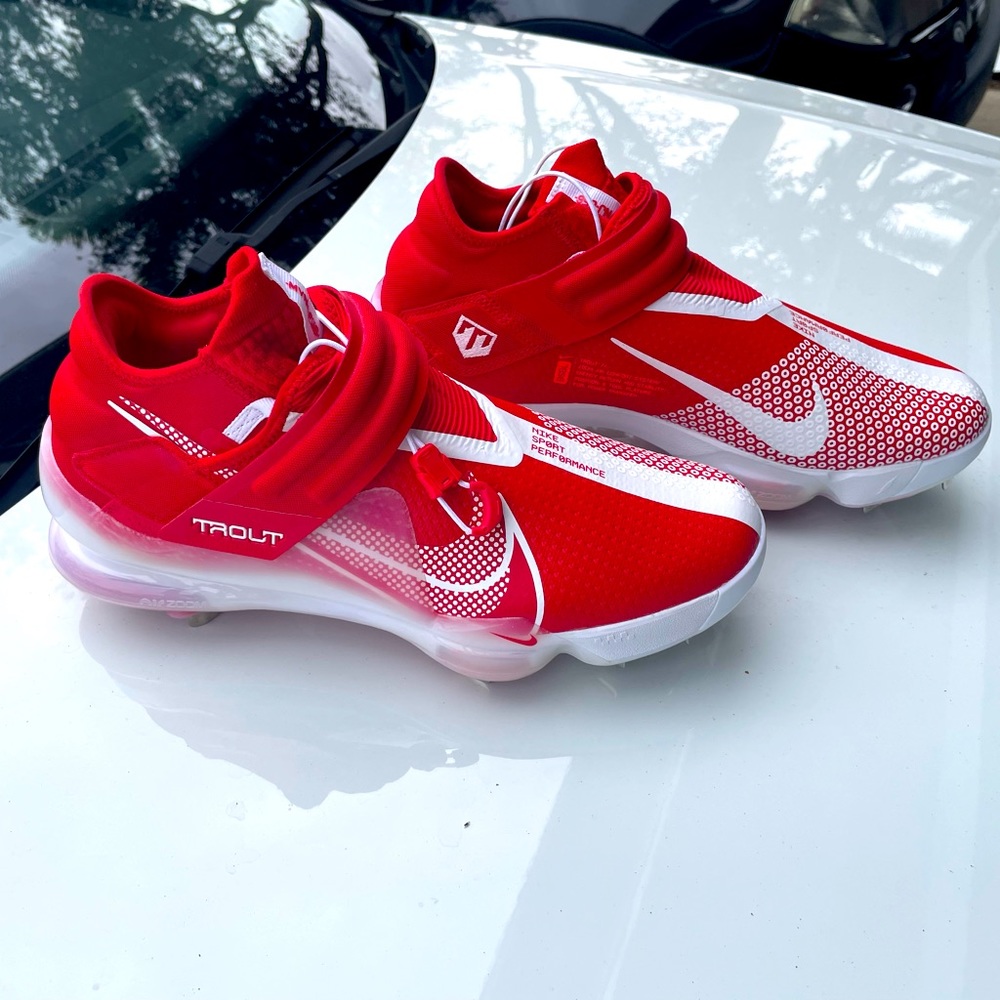 “NIKE FORCE ZOOM TROUT 7”